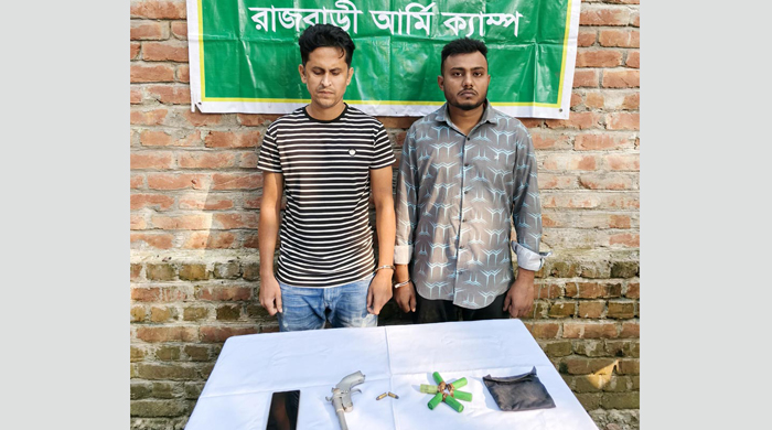  গোয়ালন্দ মোড়ে যৌথ বাহিনীর অভিযান পিস্তল ও কার্তুজসহ দুই সন্ত্রাসী গ্রেফতার